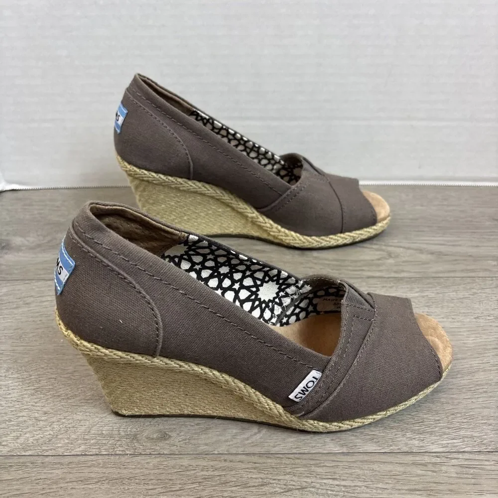 Tom’s Woman’s Size 7 Wedge Peep Toe Beige Slip On Classic Dress Up Casual - Picture 7 of 11